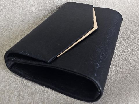 juoda-delnine-su-metalo-dekoracija-02-brunka_lt