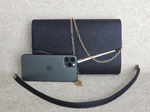 juoda-delnine-su-metalo-dekoracija-03-brunka_lt