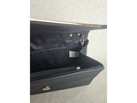 juoda-delnine-su-metalo-dekoracija-05-brunka_lt